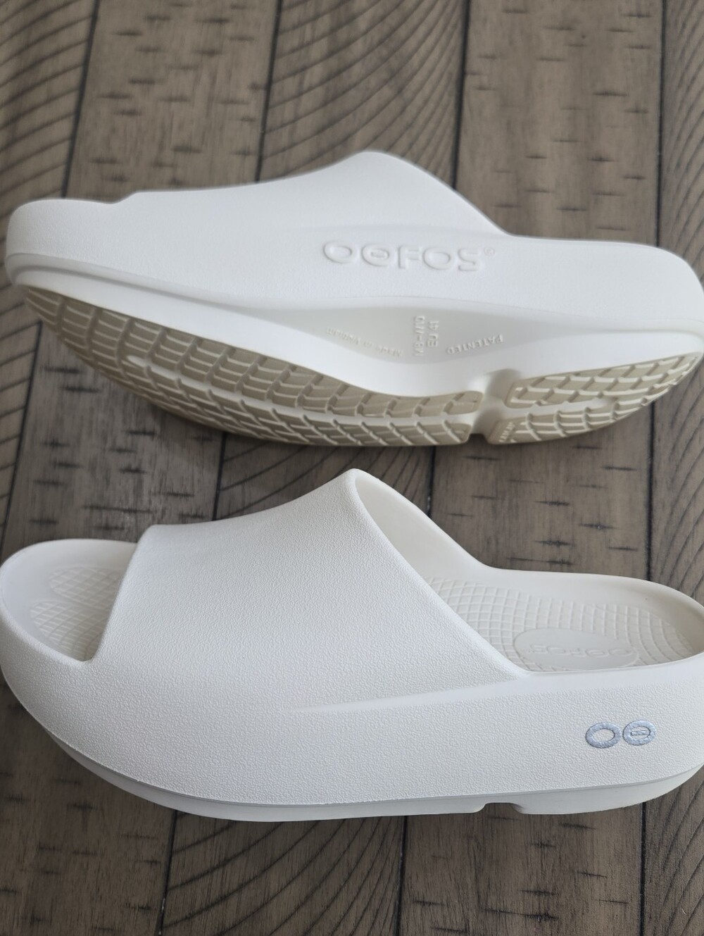 OOFOS Women's White Foam Recovery Slide Sandals